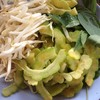 ผักสดทานกับก๋วยเตี๋ยว
