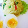 ข้าวผัดแกงเขียวหวานเสิร์ฟพร้อมกับไข่ต้ม 