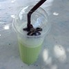 ชาเขียวเย็นเพียง 25 บาท จริงๆเต็มแก้วนะแต่แอบดูดไปหลายที่แล้ว