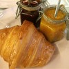 Croissant กับ แยม Strawberry Balsamic และ Orange Cinnamon