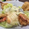 สลัดกุ้งทอดผลไม้
