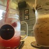 ซ้าย : Strawberry soda 
ขวา : ชาเนสที