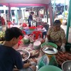 แกะปูกันหน้าร้าน