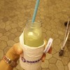 นมชาเขียวเปิดฝาใส่หลอดให้เรียบร้อย:)