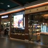 หน้าร้าน (ถ่ายติดให้เห็นข้าง ๆ ร้านกันเลยทีเดียว)