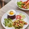 “ข้าวอกไก่เขียวหวานผัดแห้ง” เสิร์ฟพร้อมข้าวไรซ์เบอร์รี่ ผักเคียง ต้นอ่อนทานตะวัน
