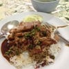 ข้าวหมูกรอบย่าง ราดน้ำซอสเข้มข้น พริกน้ำปลาประดับบน