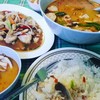 ต้มยำรวมกับไก่ผัดเม็ดมะม่วง