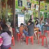 ในร้านนั่งรออาหารกันหลายโต๊ะ