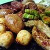 มีเมนูให้เลือกหลากหลาย ในรูปน้ำจิ้มเผ็ดหวาน ที่ร้านยังมีน้ำจิ้มซีฟู้ด
