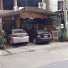 หน้าร้านจอดรถได้สองคัน