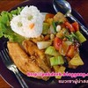 จานสวยงาม ชิ้นที่ราดเปรี้ยวหวานอร่อยดี