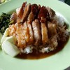 ข้าวหมูกรอบเป็ดย่าง