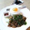 ข้าวผัดกระเพราหมูตุ๋น ไข่ดาว 180฿