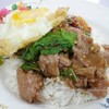 ข้าวกะเพราเนื้อไข่ดาว 50 บาท เนื้อหนาหมักนุ่ม ถ้าไม่หิวจัดจานเดียวอยู่