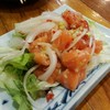 ยำแซลม่อนร้านนี้รสชาติสไตล์ไทย เปรี้ยวเค็มจี๊ดจ๊าดสุดขั้ว