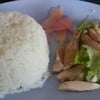 เสริฟพร้อมน้ำซุปและน้ำจิ้มไก่ น้ำจิ้มเด็ดมากค่ะ