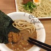บะหมี่เย็น ตัวน้ำซุปที่แยกมาจะโรยผงปลาเพิ่มกลิ่นหอมและรสชาติที่เข้มข้น