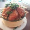ไก่ทอดอร่อย ข้างล่างเป็นมะละกอทอดกรอบ ทอดดีมาก กินเพลินๆ