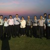 ช่วงแสงสุดท้ายถ่ายรูปหมู่กันก่อนทานอาหาร