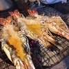 กุ้งตัวใหญ่ ที่เตาย่างหน้าร้าน