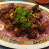 เนื้อเป็ดที่แล่หนังออกไปแล้ว จานแรกเราเลือกเป็ดทอดกระเทียม อันนี้ก็เด็ด 