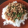 กะเพราหมูราดข้าว