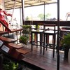 นั่งที่บาร์ยังสามารถมองออกไปดูหุ่นเหล็กได้ด้วย แล้วก็ที่ร้านมี 2 ชั้นด้วยครับ 