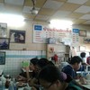 บรรยากาศร้าน ไม่ใหญ่มาก เกือบแออัด