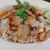 ข้าวหมูแดงธรรมดาทั่วไปกับผักและแตงชิ้นเล็ก