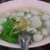 ลูกชิ้นหมูก้อนไม่กลมกับน้ำซุปใส