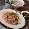 ข้าวหมูแดงธรรมดา น้ำจิ้มและเกาเหลาลูกชิ้น
