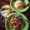 ผัดไทยกุ้งห่อไข่กับผัดซีอิ๊วไก่
