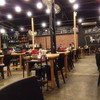 บรรยากาศภายในร้าน  คนน้อยเพราะตอนนั้นไปร้านใกล้ปิดละ