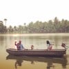 ล่องเรือให้อาหารปลาคะม