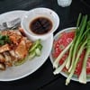 ข้าวหมูแดง หมูกรอบ ราดน้ำมัน