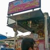 หลังร้านจะมีโต๊ะและที่นั่งให้รอด้วย