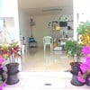 ร้านเล็กๆน่ารักๆค่ะ สะอาด บรรยากาศสบายๆต้นไม้ๆ แบบกันเอง ราคามิตรภาพ ยุติธรรมค่ะ