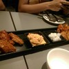 ไก่ทอดตรงนี้จะมีอยู่2ซอสด้วยกันคือ ซอสหวาน-การ์ลิคซอส ซอสเผ็ด-ฮอดซอส เเละมีเครื่