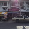 ตรงข้ามร้านนี้ค่ะ