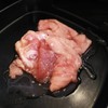 หมูหมักงามาในถาดสีดำ ต้มแล้วหอมนุ่มใช้ได้