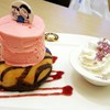 โดนัทชอคโกแลตกับไอศครีมสตรอเบอรี่โยเกิร์ต