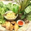 ร้านนี้ปรับปรุงใหม่จากแต่ก่อนเป็นครัวปิด ตอนนี้เป็นครัวเปิด บรรยากาศดูย้อนสมัย