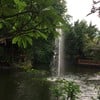 น้ำพุในสระด้านข้างโต๊ะนั่ง