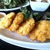 ตัวทอดมันมีเนื้อกุ้งบดละเอียด และสับหยาบผสมมา ใส่มันหมูไม่เยอะเหมือนร้านอื่น
ปร