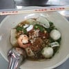 ก๋วยเตี๋ยวต้มยำรวมมิตร มีกุ้ง ปลาหมึก ลูกชิ้นปลา หมูชิ้น 