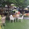 ที่นั่งบริเวณหน้าร้าน