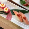 ซูชิข้าวน้อยมาก ห่อด้วยทูน่าเบิร์น โรยด้วยไข่แซลมอย