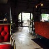 ภายในร้านมีโต๊ะเยอะนะเย็นฉ่ำเลย โซนด้านนอกสระว่ายน้ำ