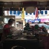 คุณป้าบรรจงทำอย่างพิถีพิถันครับ